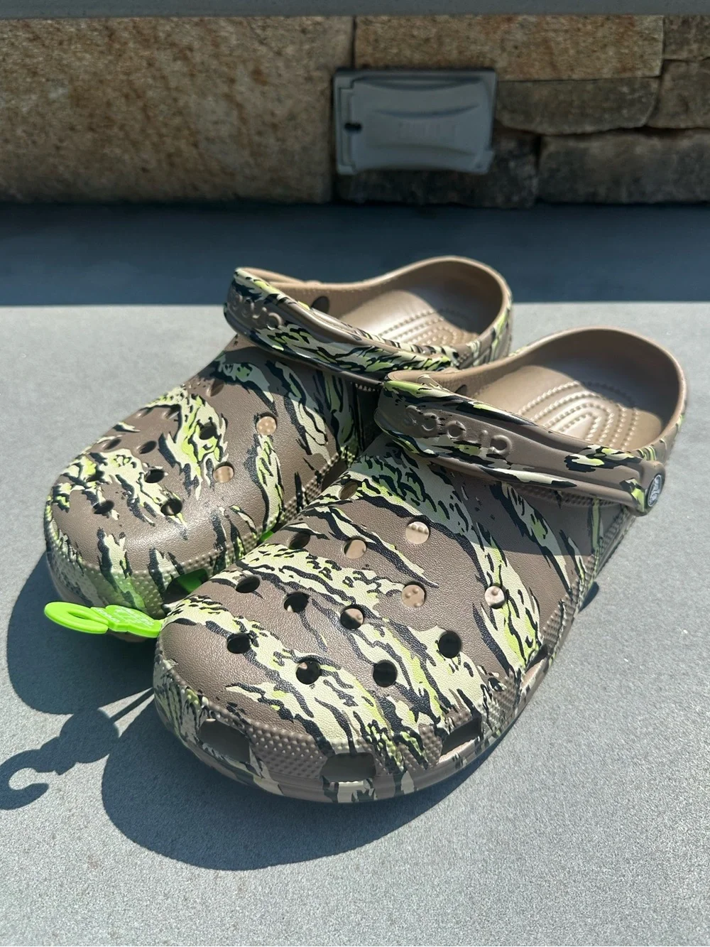 New Men’s Crocs Classic Jungle Camo Clog with Neon Green Highlights Size 11